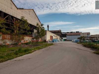 Oltrepassiamo il cancello, ritrovandoci davanti ad alcune piccole imprese in lavorazione...